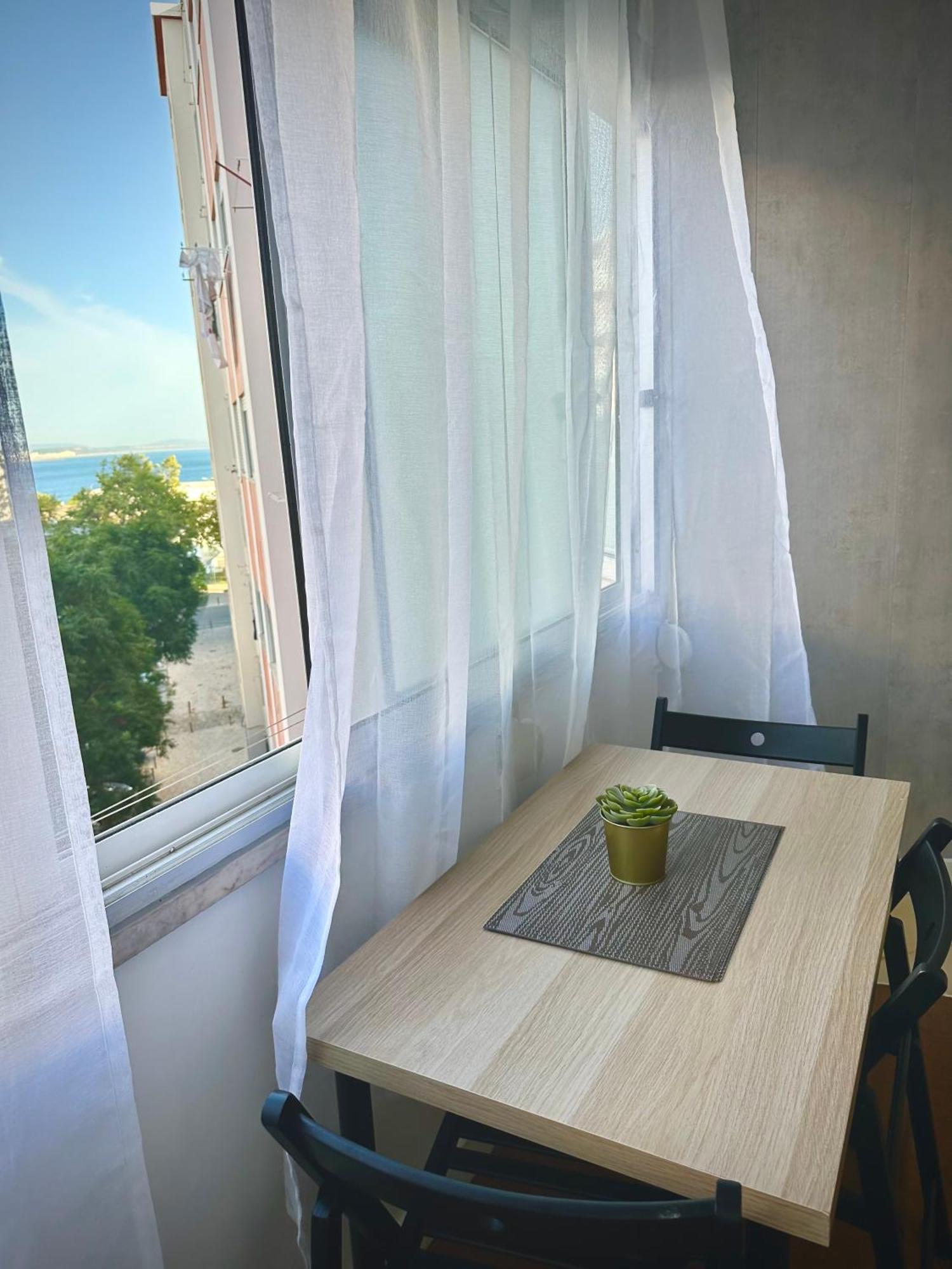 Sea View Apartment & 4 Minutes Walk To The Beach Paço de Arcos Exterior foto